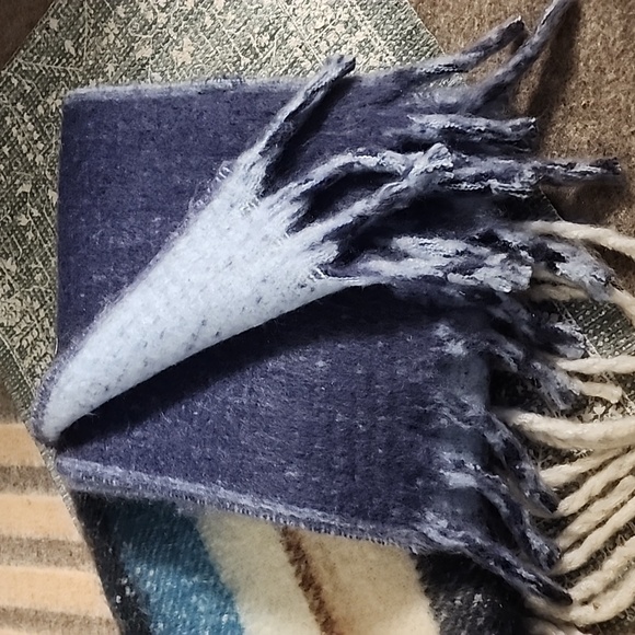 🔴 🔚🔜 2pc Soft Fuzzy Saddle Blanket Style Scarfs . - Picture 2 of 9